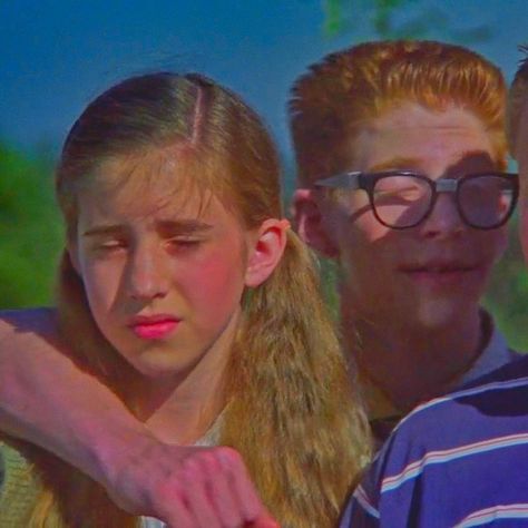 beverly marsh richie tozier it movie 1990 aesthetic indie icon Richie And Beverly, It 1990 Aesthetic, Richie Tozier 1990, 1990 Aesthetic, Emily Perkins, Club Pics, It Miniseries, Spotify Icons, Richie Tozier
