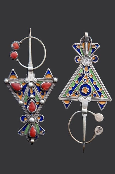 Grande Kabylie, Algeria, "Grandes fibules triangulaires ibizimen" (Collection… Crystal Horn, Horn Pendant Necklace, Moroccan Jewelry, Moon Pendant Necklace, Jewelry Website, Ancient Jewelry, African Jewelry, Berber Women, Rhinestone Designs