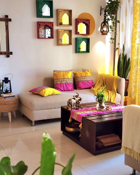 Hall Decor Ideas Indian Simple, Hall Decor Ideas Indian, Interior Design Indian Style, Indian Living Room Decor, Decor Corner, Living Room Decor Indian, Pooja Decoration, Indian Room, Indian Living Room