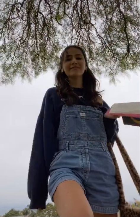 Outfit Inspo Summer Aesthetic, Cute Outfits Overalls, 90s Dungarees Outfit, Girl Next Door Aesthetic Outfit, Outfit Salopette, Cute Dungaree Outfits, Dungarees Outfit Aesthetic, Cute Thrifted Outfits, Overals Outfits