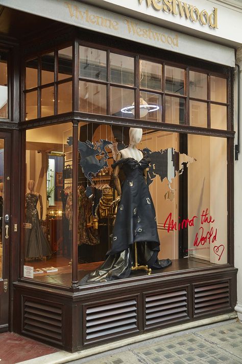 Tiramisu, Vivienne Westwood Store Interior, Vivienne Westwood Window Display, Vivirnnr Westwood, Vivienne Westwood Store, Vivienne Westwood Shop, Vivienne Westwood Logo, Student Fashion, Study Style