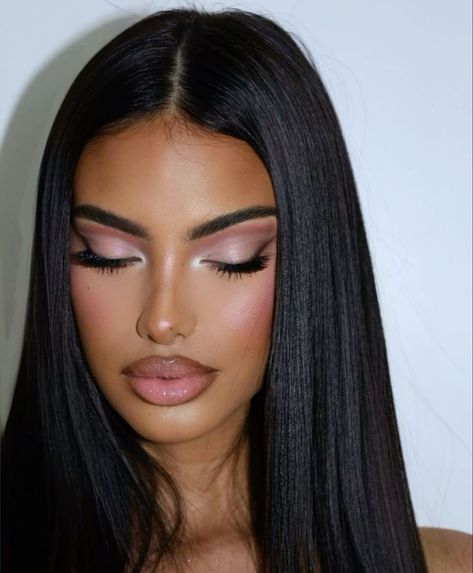 🫶🏼 Makeup For Fuchsia Dress, Glamour Makeup Looks, Flawless Face Makeup, Fashion Show Makeup, Festival Make Up, Round Face Makeup, Pretty Makeup Looks, Brown Skin Makeup, Dope Makeup