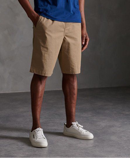 Superdry men's Worldwide chine shorts. These simplistic shorts feature an elasticated drawstring waistband, two front pockets, and one back pocket. Finished with a Superdry logo patch on the back pocket, these shorts are ideal for those warmer days. Beach Outfits, Men’s Fashion Shorts, Chino Shorts Outfit, Khaki Shorts Men, Mens Shorts Outfits, Chino Shorts Mens, Mens Casual Outfits Summer, Mid Length Shorts, Superdry Mens