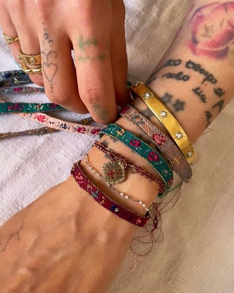 Antonia Rossi is me (@antomoon) • Instagram photos and videos Ephemeral Tattoo, Bracelet Embroidery, Embroidered Bracelet, Embroidery Bracelets, Fabric Bracelets, Fiber Jewelry, Jewelry Lookbook, Love Bracelet, Funky Jewelry