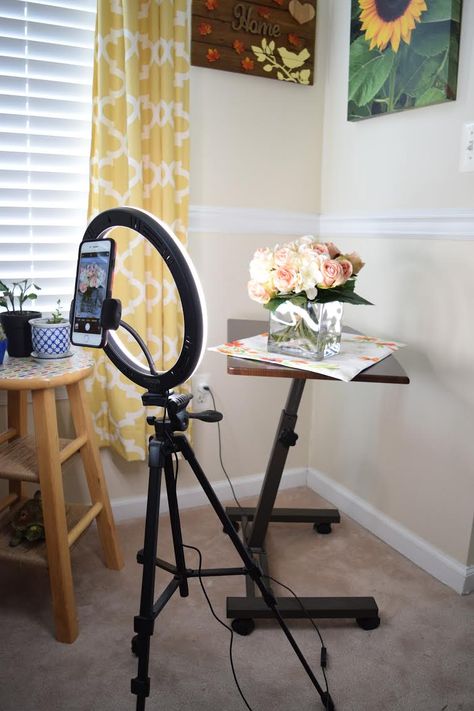 mini home photo studio setup with a portable smartphone ring light setup and a rolling tablle Mini Studio Setup, Mini Studio Ideas, Mini Studio Photography, Mini Photo Studio, Studio Lighting Setups, Home Photo Studio, Mini Studio, Studio Mini, Light Setup