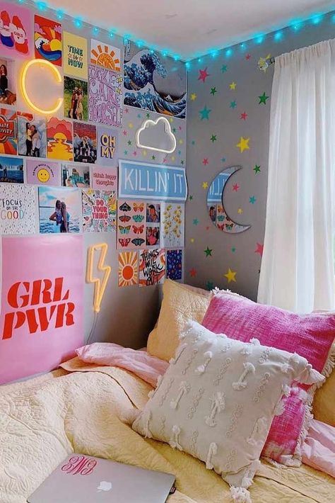 Dorm Wall Décor With Neon Signs #neonsignsdecor ★ Simple and unique dorm room ideas for girls with necessary storage and style! #dormroomideas #dorm #dormroom #roomdecor Colorful Bed Spreads, Art Theme Room Ideas, Women's Bedroom Ideas, Dorm Room Color Schemes, Cool Teen Rooms, College Bedroom Decor, Rum Inspo, Teenage Room Decor, Dorm Diy