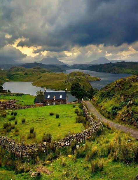Scottish Highlands Inverness, Scotland Highlands, Scotland Travel, Pretty Places, Wonderful Places, Dream Vacations, Belle Photo, Outlander, Travel Dreams