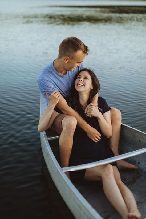 Couples Canoe Pictures, Porch Swing Photoshoot, Canoe Engagement Pictures, Canoe Photoshoot, Canoe Pictures, Fall Couple Photos, Photo Mood, Couple Engagement Pictures, Engagement Pic