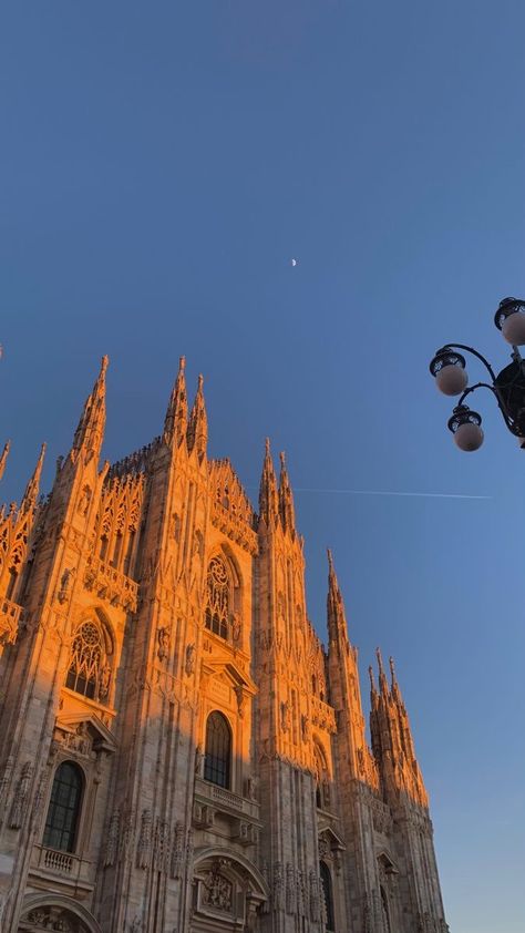 Travel Italy Aesthetic, Milano Italy Aesthetic, Milan Italy Wallpaper, Italy Milan Aesthetic, Italy Wallpaper Aesthetic, Wallpaper Italia, Erasmus Aesthetic, City Life Milano, Tourism Aesthetic