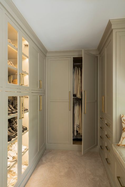 Chic and neutral walk-in closet with custom cabinetry and bench seating. Organizing Ideas Closet, Organization Ideas Closet, Closet Organizing Ideas, Organize Closet, Organizing Closet, Ideas Closet, Closet Organization Ideas, Closet Organizing, Organization Closet