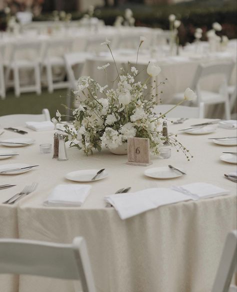 Table Flower Wedding Decoration, Greenery Wedding Circle Table, Centerpiece Candles And Greenery, Creamy White Wedding Flowers, White Flower Round Table Centerpiece, Elegant Wedding Reception Round Tables, Wedding Flowers On Tables, Round Table Centerpieces Wedding Outdoor, Wedding Table Decorations Simple Elegant