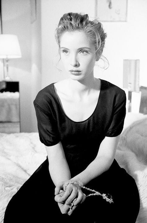 Julie Delpy photographed by Stephane Coutelle, 1990. Mean Girls, Julie Delpy, Isabelle Huppert, Grown Women, French Actress, French Women, Face Hair, Woman Face, Beautiful Actresses