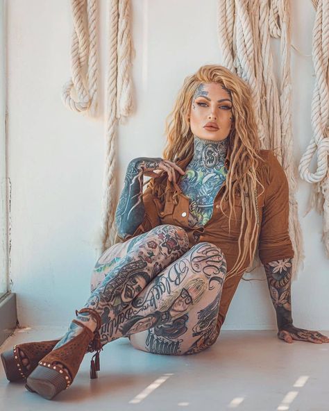 Older People With Tattoos, Older Women With Tattoos, Lusy Logan, Suit Tattoo, Women With Tattoos, Colour Tattoo For Women, Goth Chic, Tattoed Women, Tattoo Photography