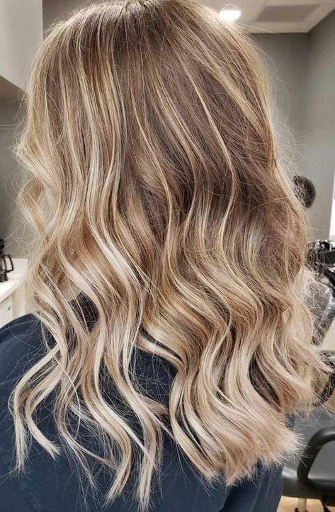 Balayage blond naturel Blonde Brown Ombre Balayage, Hair Colors That Grow Out Well, Womens Hair Highlights Blonde, Blonde Adding Low Lights, Natural Balayage Highlights, Natural Blonde Hair With Balayage, Natural Blonde Balayage Hair, Balayage Hair Blonde Light Roots, Honey Blonde Teasy Lights