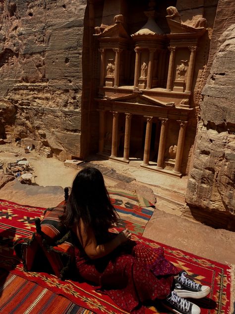 Jordan Country Amman, Petra Jordan Aesthetic, Middle East Travel Outfit, Jordanian Aesthetic, Jordan Amman Aesthetic, Amman Jordan Aesthetic, Jordan Aesthetic Country, Jordan Country Aesthetic, Petra Aesthetic