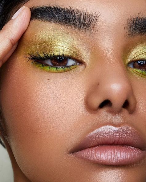 Lime Eyeshadow, Lime Green Makeup Look, Gold Highlighter Makeup, Fun Colorful Makeup, Lime Green Makeup, Makeup 2000s, Makeup Dewy, Makeup Bold, Makeup Euphoria