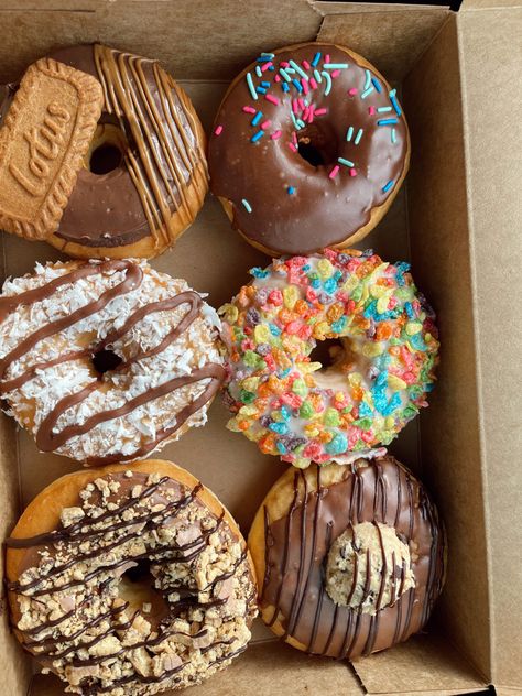 Donut Decorating Ideas, Colorful Donuts, Chocolate Crunch, Colorful Aesthetic, Delicious Donuts, Delicious Snacks Recipes, Dessert Pictures, Mini Donuts, Food Drinks Dessert