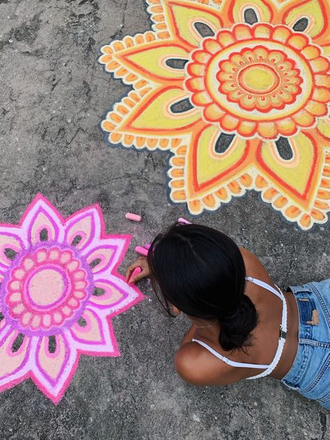 chalk art mandala mural street art painting drawing artist summer vsco pink yellow purple floral boho Benjamin Shine, Spring Chalkboard Art, Summer Chalkboard Art, Photorealistic Drawings, Summer Chalkboard, Christmas Chalkboard Art, Chalkboard Doodles, Chalk Design, Realistic Sketch