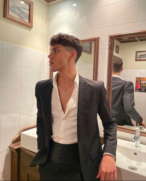 Mens Prom Outfit, Prom Outfits Men, Formal Hairstyles Men, Top Haircuts For Men, Classic Mens Hairstyles, Prom Men, Masquerade Outfit, Prom For Guys, Prom Suits For Men