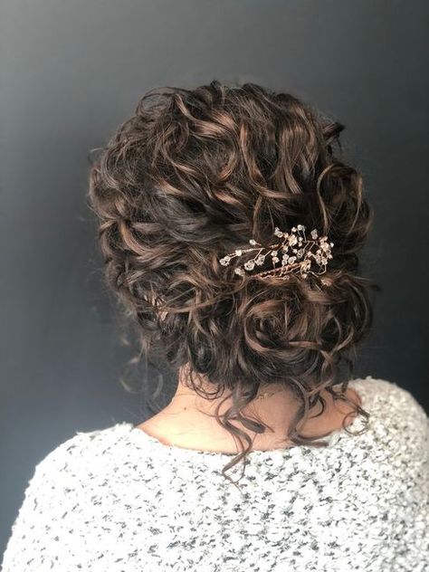 OBSESSED with this hairstyle for naturally curly hair! Curly Hairstyles Prom Curls, Short Curly Hair, Curly Bridal Hair, Curly Hair Up, Mother Of The Bride Hair, Curly Wedding Hair, Curly Hair Updo, Natural Curls Hairstyles, Wedding Hair And Makeup