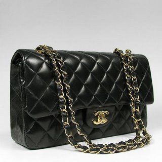 Chanel este estilo es uno de mis favoritos!! Burberry Handbags, Chanel Quilted Bag, Chanel Classic Flap Bag, Classic Flap Bag, Chanel Purse, Chanel 2, Chanel Classic Flap, Chanel Black, Quilted Bag