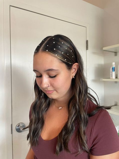 Pearl Hairstyles With Bangs, Pearl Homecoming Hair, Coldplay, Prom Hair Pearls Half Up Half Down, Sleek Ponytail With Pearls, Sleek Pearl Hairstyle, Slick Hairstyles With Pearls, Half Slicked Back Hair With Pearls, Hairstyles With Silver Accessories