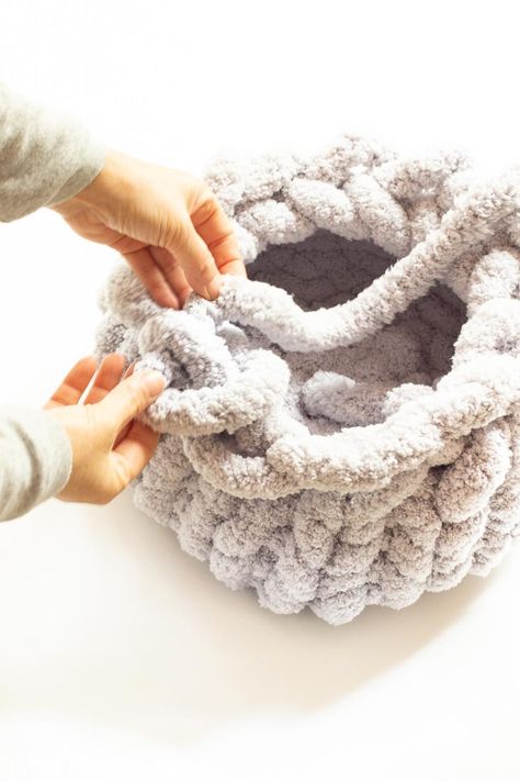 How To Hand Knit A Pillow - Happy Happy Nester Chunky Yarn Blanket, Finger Knitting Projects, Chunky Yarn Crochet, Loopy Yarn, Diy Knit Blanket, Hand Knitting Diy, Chunky Knit Blanket Diy, Arm Knitting Blanket, Chunky Knit Pillow