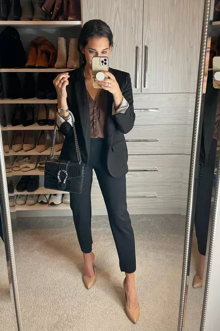 20 Best Interview Outfits for Mature Women Women's Business Wear, Work Suit Outfits Women, Womens Career Outfits Business Attire, Womens Business Meeting Outfit, Express Work Outfits Women, Interview Suits For Women, Women’s Business Casual Interview Outfit, Interview Shoes For Women, Woman Real Estate Outfits