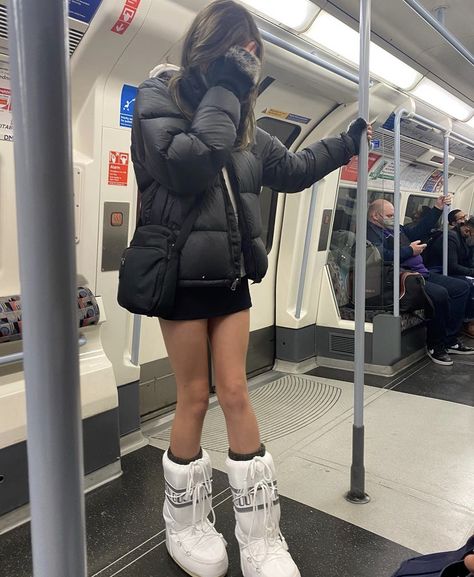 Moon Boots Styled, Moon Boots Outfit Y2k, White Moon Boots Outfit, Low Moon Boots Outfit, Moonboot Outfit Ideas, Moon Boots Outfit Style, Moonboot Outfit, Moon Boot Outfit, Snow Outfit Ideas