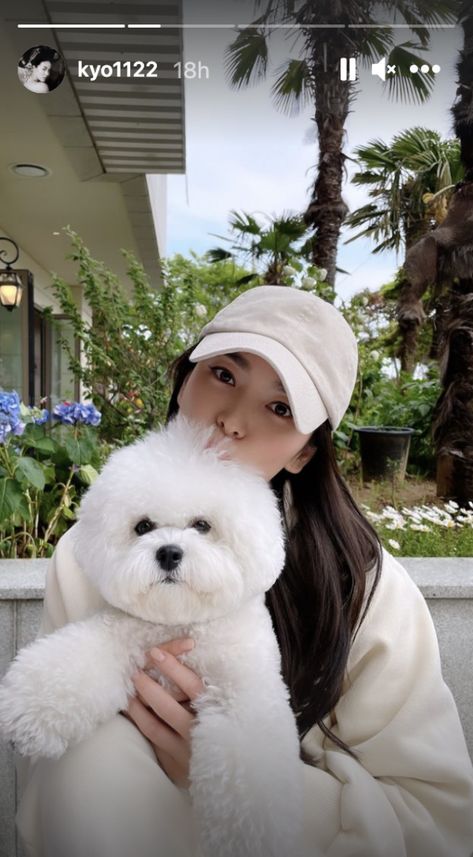 Song hye-kyo's Instagram story featured her lovely pet and the fur momma, almost looking matchy with the actress' all-white cozy ensemble wearing an oversized hoodie and baseball cap...💞💞💞 Song Hye Kyo Style, Songsong Couple, Descendants Of The Sun, Cover Face, Hye Kyo, Park Min Young, Song Joong, Ulzzang Korean Girl, Song Hye Kyo