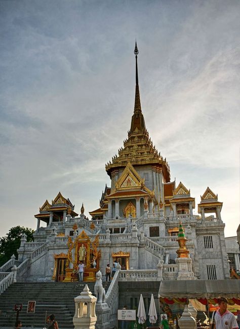 8 Temples You Have To See in Thailand, Wat Traimit. Thailand Destinations, Thailand Shopping, Thailand Tourist, Temple Ruins, Thailand Backpacking, Buddhist Traditions, Thailand Hotel, Happy Travels, Tourist Spots
