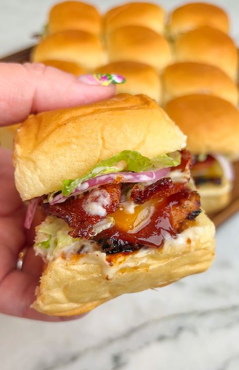 Bbq Chicken Sliders Recipes, Barbecue Ranch Chicken, Party Appetizer Dips, Grilled Barbecue Chicken, Bbq Ranch Chicken, Bbq Sliders, Sliders Recipes Chicken, Batch Baking, Bacon Wrapped Chicken Bites