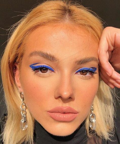 Drawing Makeup, Blue Eyeliner Makeup, Makeup Festival, Makeup Euphoria, Halloween Makeup Clown, Funky Makeup, Summer Makeup Trends, Rhinestone Makeup, Euphoria Makeup