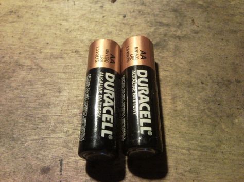 DIY 3.7 VOLT Lithium ion HACK SO I DON'T HAVE TO KEEP BUYING BATTERIES. Duracell Battery, Best Keyboard, Battery Hacks, Batteries Diy, Recondition Batteries, Battery Bank, Wireless Keyboard, Laptop Battery, Phone Battery