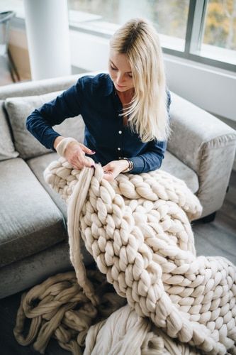 Excellent Health, Chunky Yarn Blanket, Arm Crocheting, Arm Knitting Yarn, Diy Knit Blanket, Chunky Knit Blanket Diy, Arm Knitting Blanket, Chunky Crochet Blanket, Hand Knit Blanket