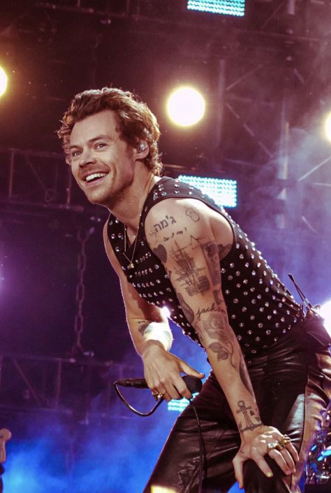 Hslot 2023, 1 June, Harry Styles Baby, Harry Styles Live, Principe Harry, Harry Styles Cute, Paris Tours, Harry Styles Wallpaper, Harry Styles Photos