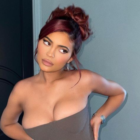 Kylie Jenner Burgundy Hair, Kylie Jenner Colored Hair, Kylie Jenner Copper Hair, Kylie Jenner Messy Bun, Kylie Jenner Updo Hairstyles, Red Hair Kylie Jenner, Kylie Red Hair, Kylie Jenner Updo, Kylie Jenner Bun