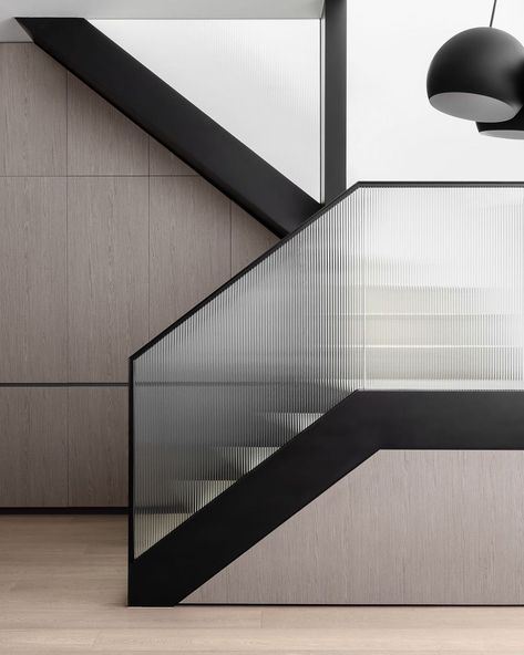 Skulptur Architecture on Instagram: “Illuminated refinement. The steel and fluted glass staircase is juxtaposed against light oak joinery. Contrasting tones and textures…” Black Interiors, Heaven Architecture, Glass Stair Balustrade, Glass Staircase Railing, Glass Railing Stairs, Glass Handrail, Modern Railing, Modern Stair Railing, Staircase Design Modern