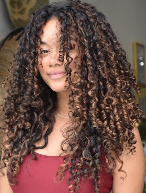 Balayage, Black To Brown Ombre Curly Hair, Highlight For Dark Brown Curly Hair, Caramel Highlights Natural Curly Hair, Brown Hair Colors With Highlights Curly, Curly Hair With Partial Highlights, Black Curly Highlights, Highlights In Curly Black Hair, Caramel Highlights On Curly Brown Hair