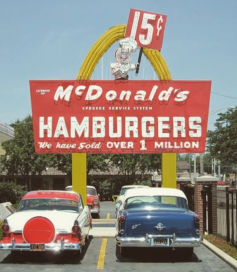 Old School Musclecars on Instagram: “#backintheday #mcdonalds #cars #food #50s #1950s #chevy #ford #mopar #dodge” Aesthetic Mcdonalds, 1950s Aesthetic, 50s Aesthetic, Old School Muscle Cars, Old School Aesthetic, Laugh Track, Old School Cars, Retro Aesthetic, Aesthetic Vintage