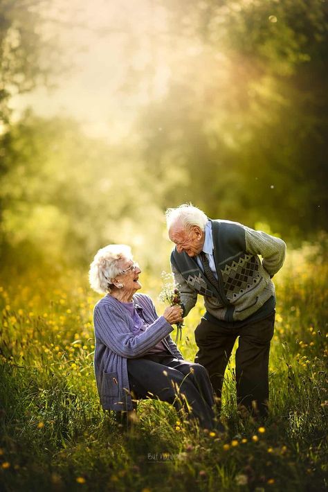 The 77 Most Beautiful Couple Photos That You Will Ever See Old Couple Photography, Older Couple Poses, Older Couple Photography, Old Couple In Love, Cute Old Couples, Vieux Couples, Couple Vintage, Older Couples, Elderly Couples