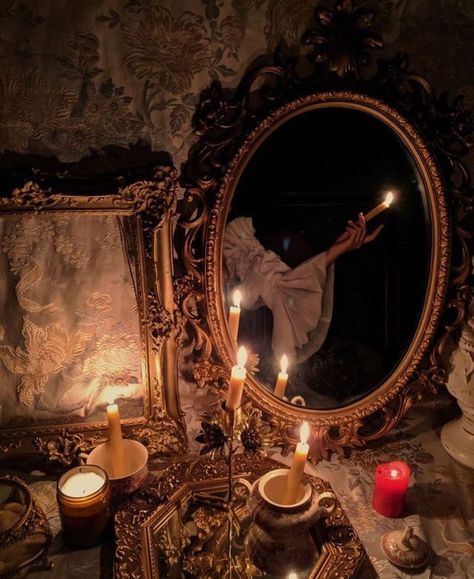 лия on Twitter: "dream bedroom decor… " Paradis Sombre, Witchy Academia, Istoria Modei, Royalty Core, العصور الوسطى, Dark Acadamia, Royal Core, Victorian Aesthetic, Royal Aesthetic