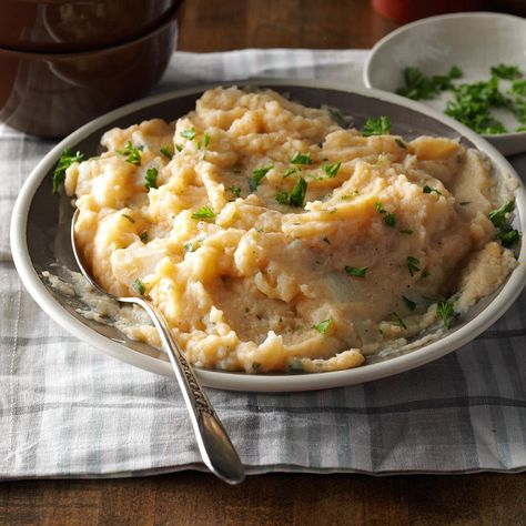 Mashed Peppery Turnips How To Cook Turnips, Turnips Recipe, Turnip Recipes, Turkey Recipes Thanksgiving, Turnips, Low Carb Sides, Winter Vegetables, Vegetable Sides, Veggie Dishes