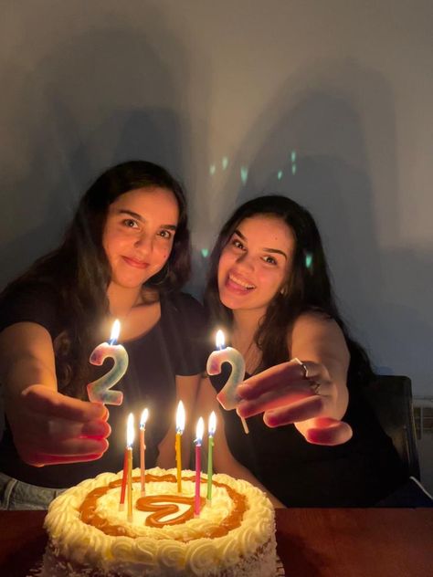 Birthday Photoshoot Ideas Twins, Birthday Party Photo Ideas With Friends, Twins Birthday Photoshoot Ideas, Group Birthday Photoshoot, Twin Birthday Pictures, 22 Bday, Birthday Twins, Combined Birthday Parties, Bday Pics