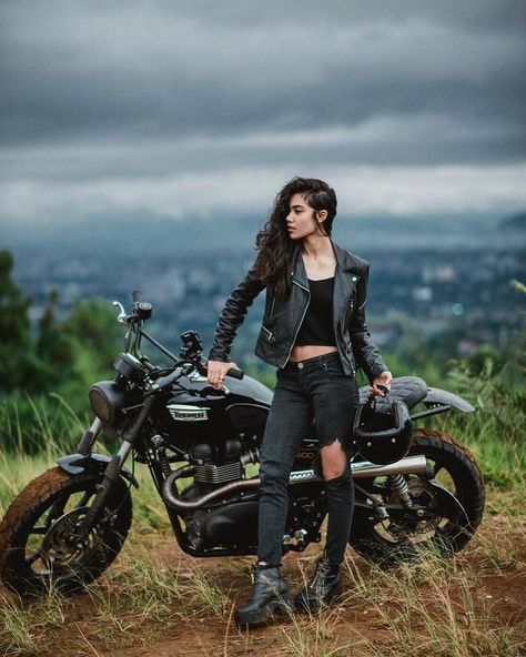 Summer Motorcycle Outfits For Women, Dapper Women, Womens Motorcycle Fashion, Motorcycle Jacket Outfit, Biker Chick Outfit, Motorcycle Events, Biker Babe, Biker Clubs, Biker Outfit