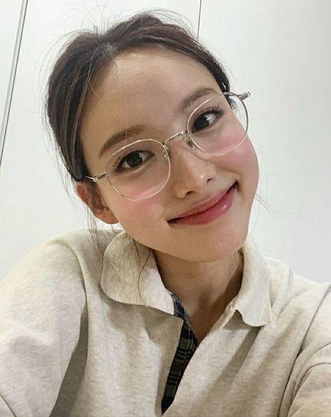 10+ Times TWICE’s Nayeon Looked Drop-Dead Gorgeous In Glasses Frames For Round Faces, Asian Glasses, Korean Glasses, Cute Glasses Frames, Glasses For Round Faces, Glasses For Face Shape, Kacamata Fashion, Classy Glasses, Glasses Frames Trendy
