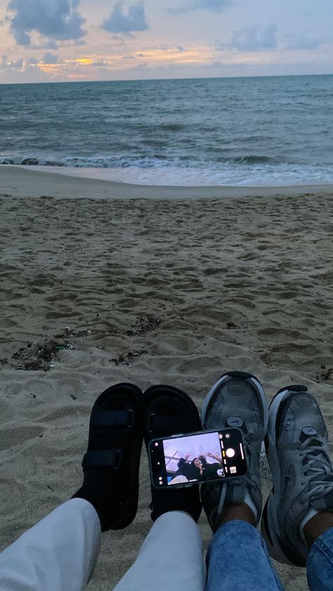 Di Pantai Bareng Doi, Couple Pantai, Creative Beach Pictures, Pantai Aesthetic, Couples Beach Photography, Ide Pose, Beach Instagram Pictures, Beach Selfie, Beach Ootd