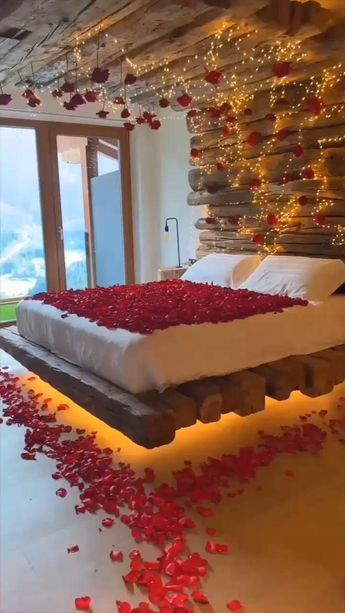 Romantic Room Design, Honeymoon Bed, Bedroom Inspirations Aesthetic, Romantic Candles Bedroom, Honeymoon Rooms, Romantic Hotel Rooms, Balloon Arch Decorations, Romantic Room Decoration, Wedding Room Decorations