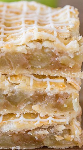 Iced Apple Pie Bars Apple Pie Bars Recipe, Bars Dessert, Apple Slab Pie, Apple Slice, Pie Bar Recipes, Apple Pie Bars, Apple Recipes Easy, Quick Dessert, Desserts Aux Fruits