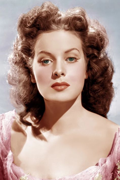 Maureen O'Hara, the perfect Irish redhead.  A great movie wife for John Wayne. Hollywood Aktrisleri, Celebrity Pixie Cut, Klasik Hollywood, Lucky Blue Smith, Maureen O'hara, Old Hollywood Actresses, Rita Moreno, Mia Farrow, Old Hollywood Movies